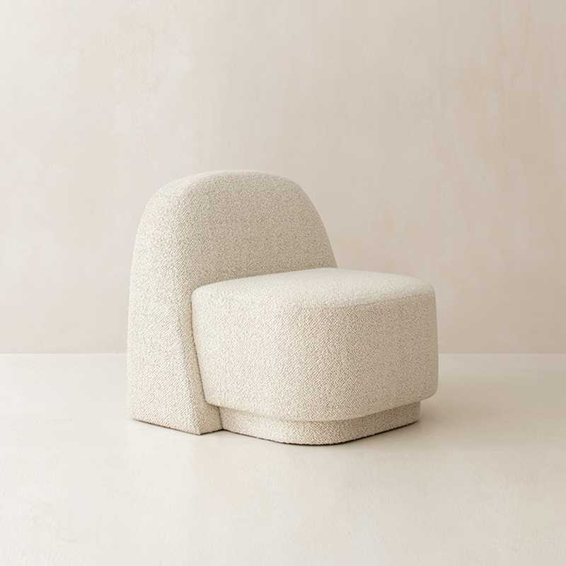 كرسي غرفة المعيشه بتصميم هادئ