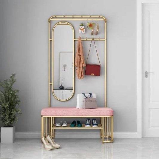 علاقه ملابس مع مقعد و مرأه