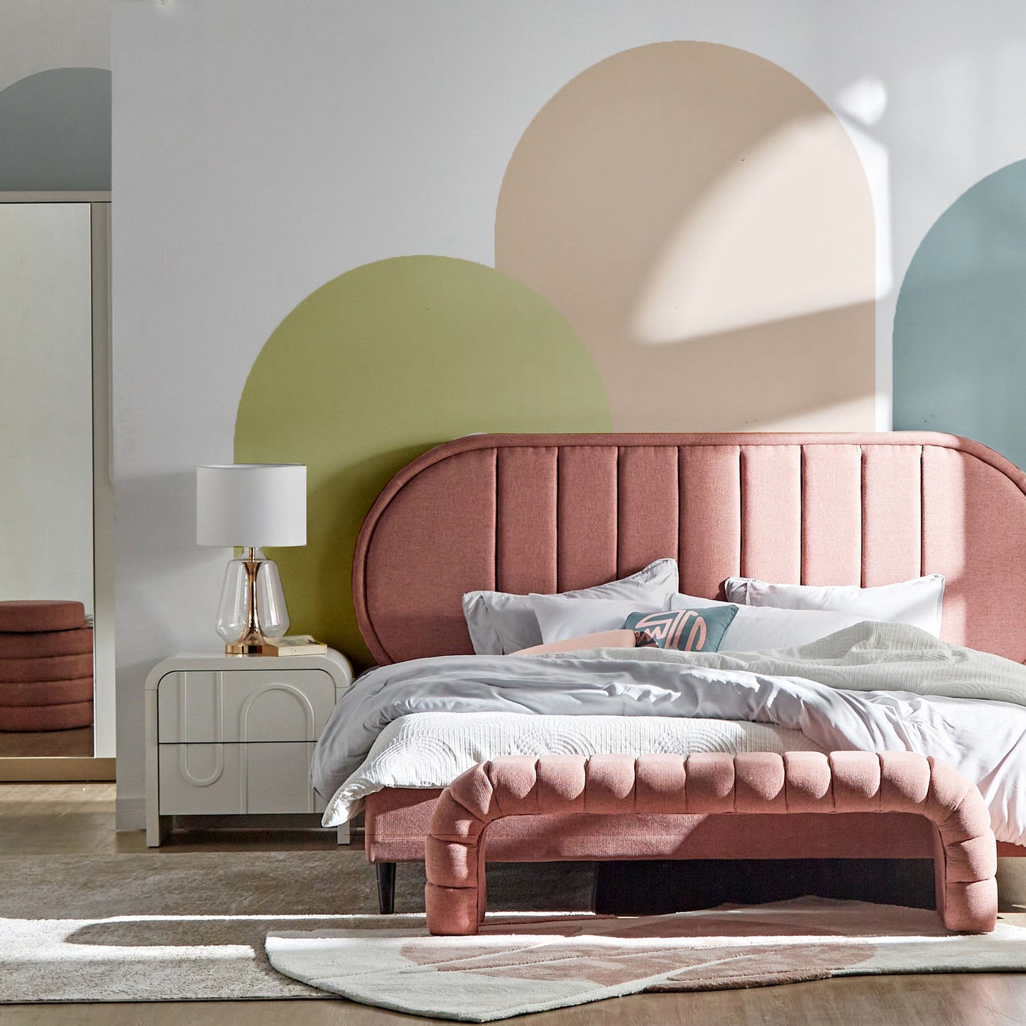 سرير فاخر بتصميم عصري أنيق