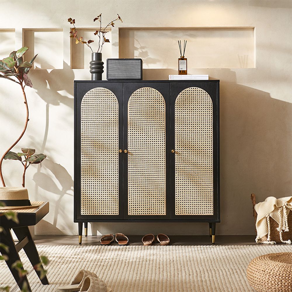 خزانة خشبية بتفاصيل الروطان