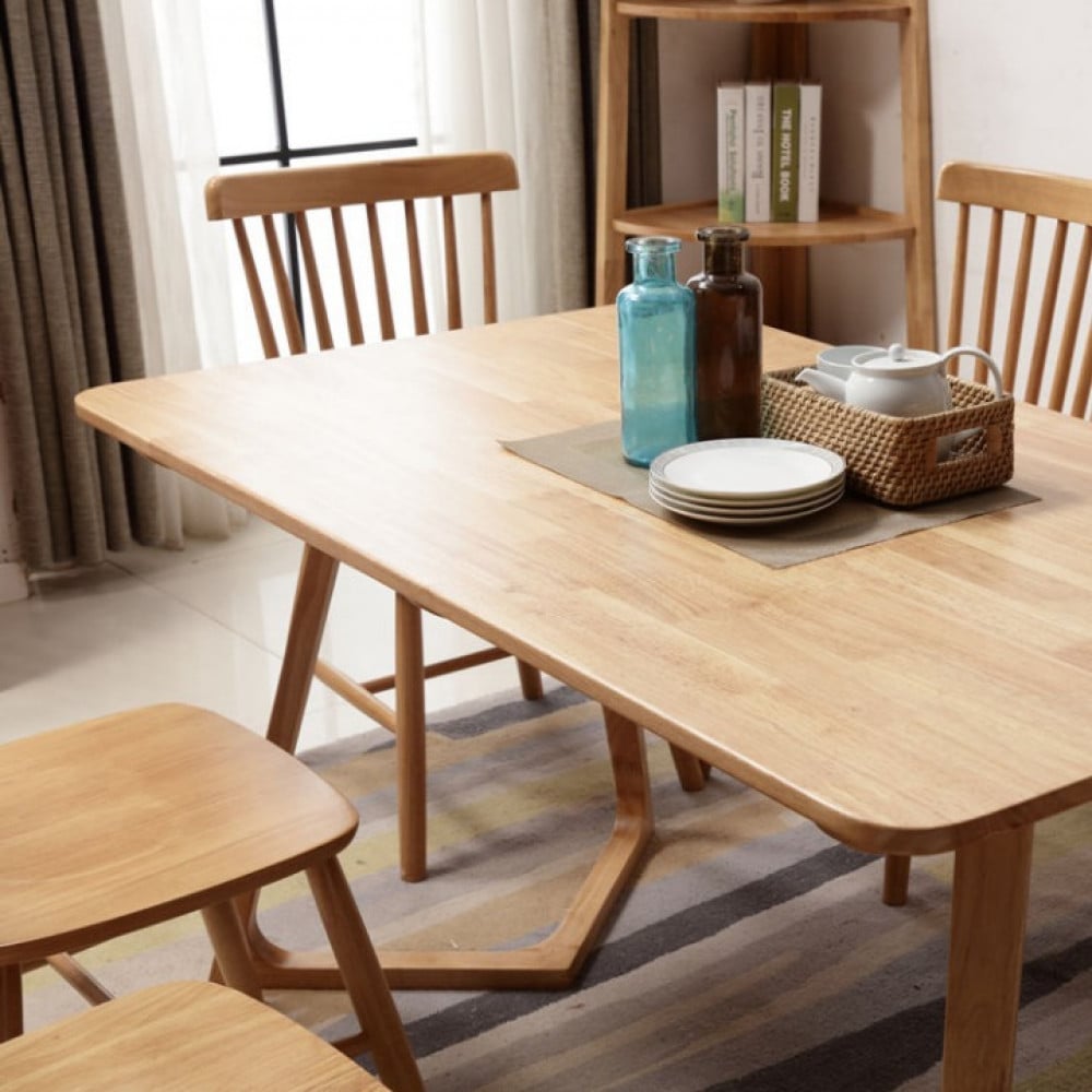 طاولة طعام خشبيه