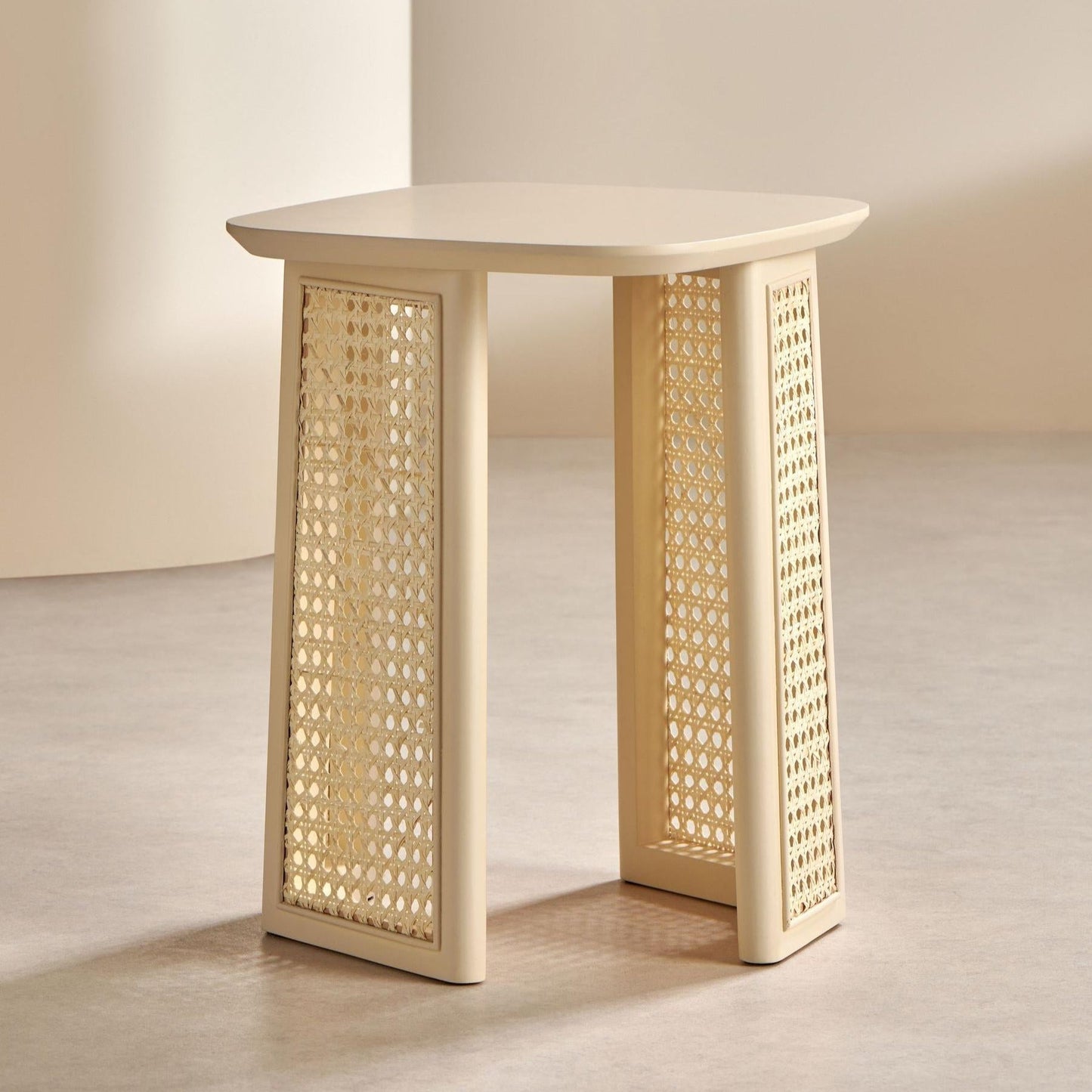 طاوله جانبيه بتصميم رهيب