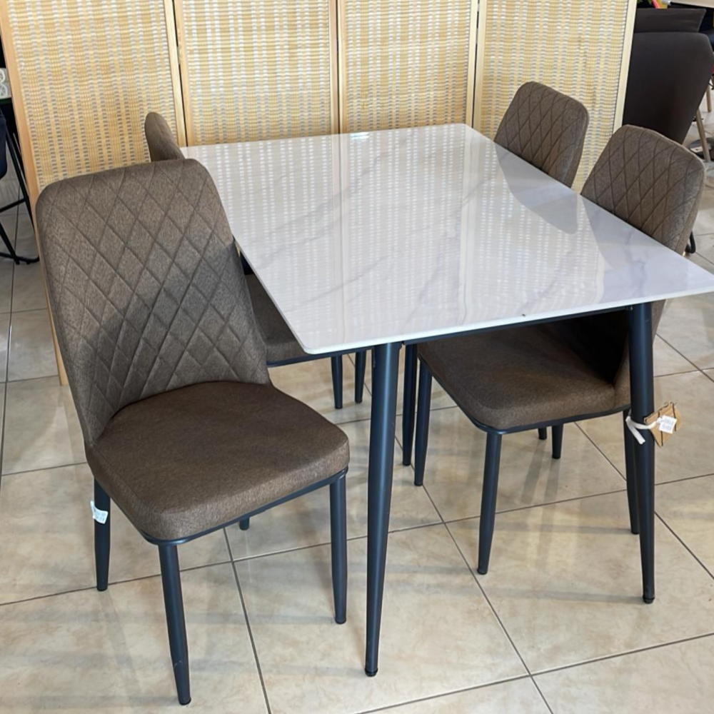 طاولة طعام كلاسيكيه متعددة الالوان