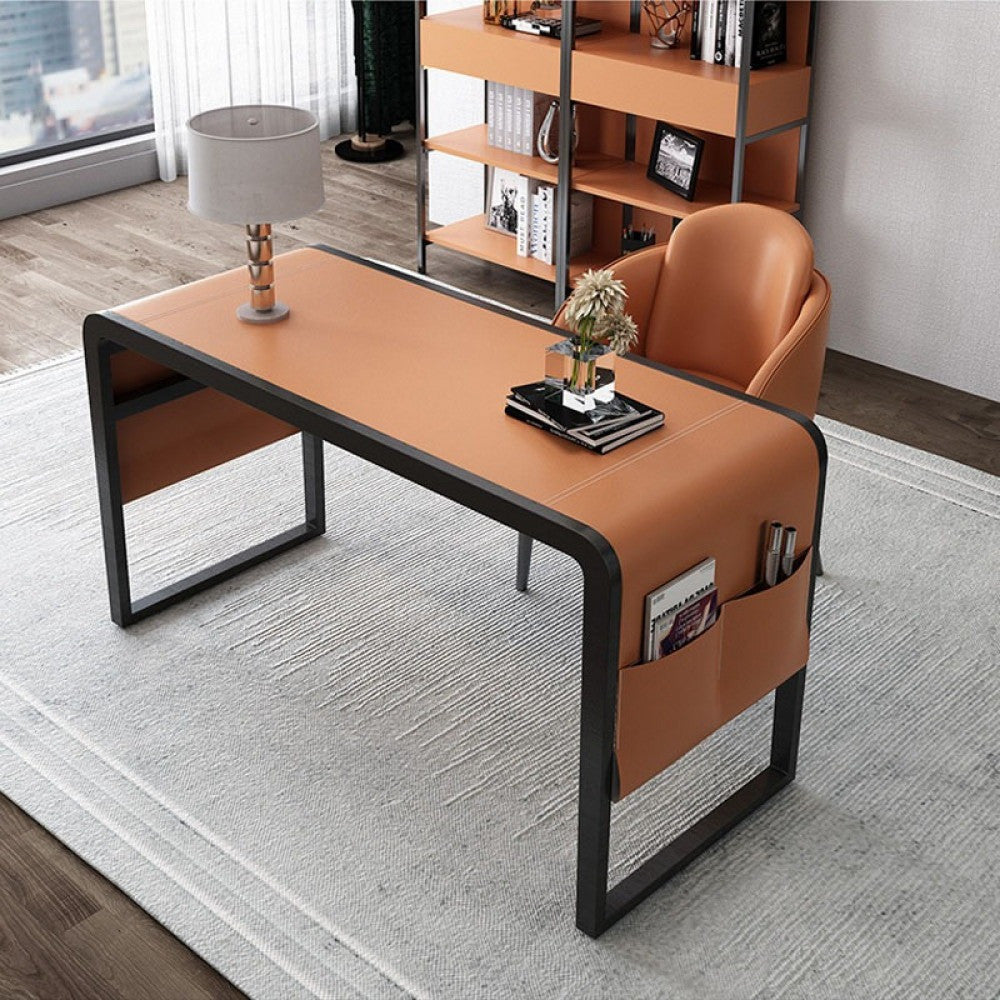 مكتب من المعدن والجلد