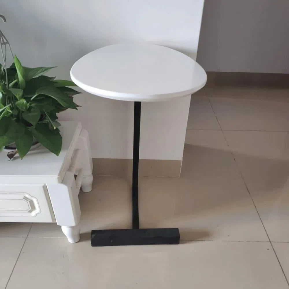 طاولة جانبية بشكل حديث