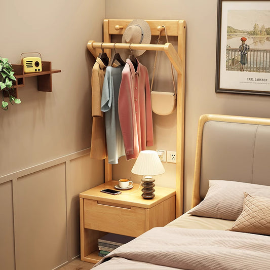 كومودينه وعلاقة ملابس بتصميم موفر للمساحة