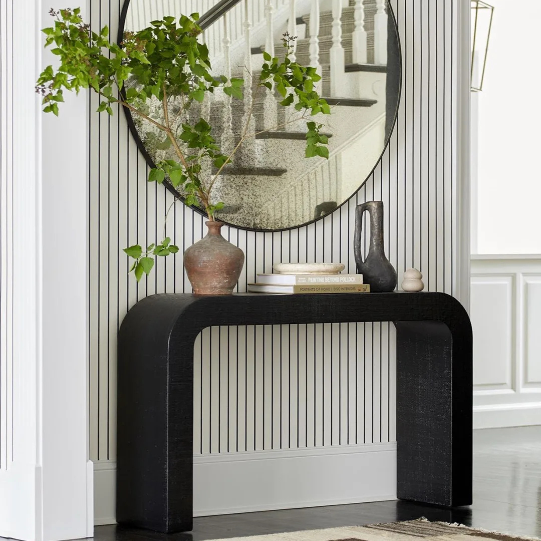 طاولة كونسول عصرية بتصميم منحني فاخر