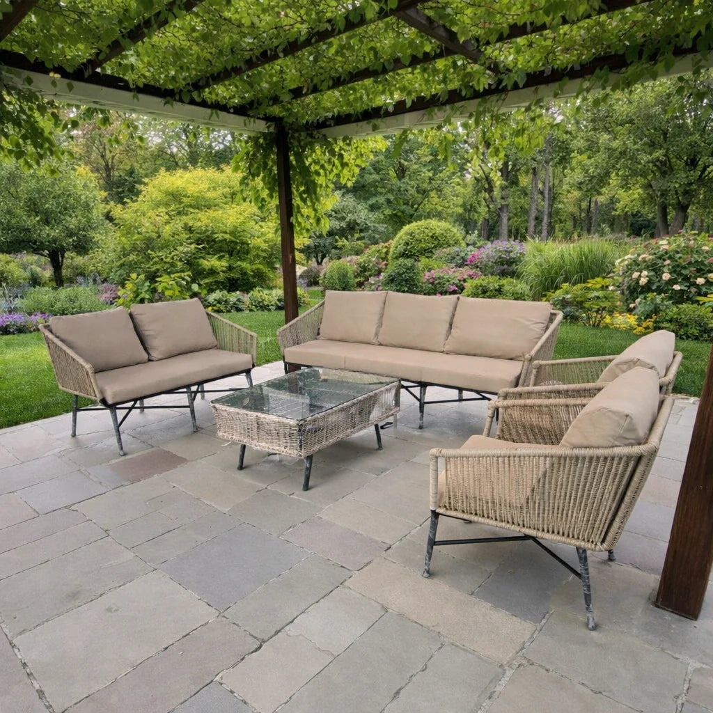 جلسة حديقة فاخرة بإطلالة طبيعية