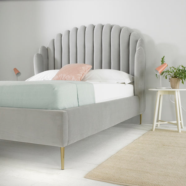 سرير فاخر بتصميم أنيق ومميز