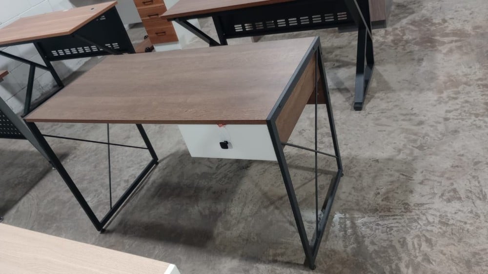 مكتب خشبى بسيط
