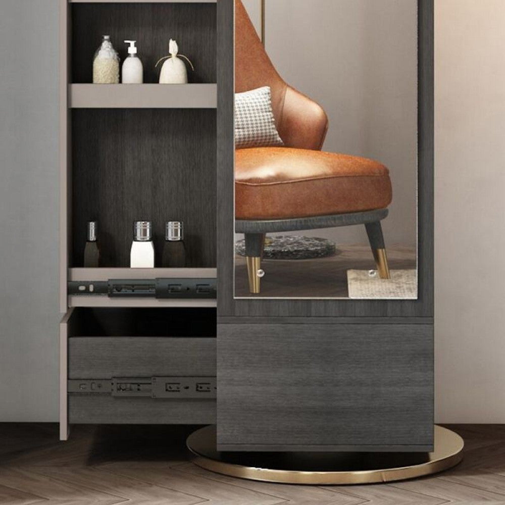 مرأه مع خزانه