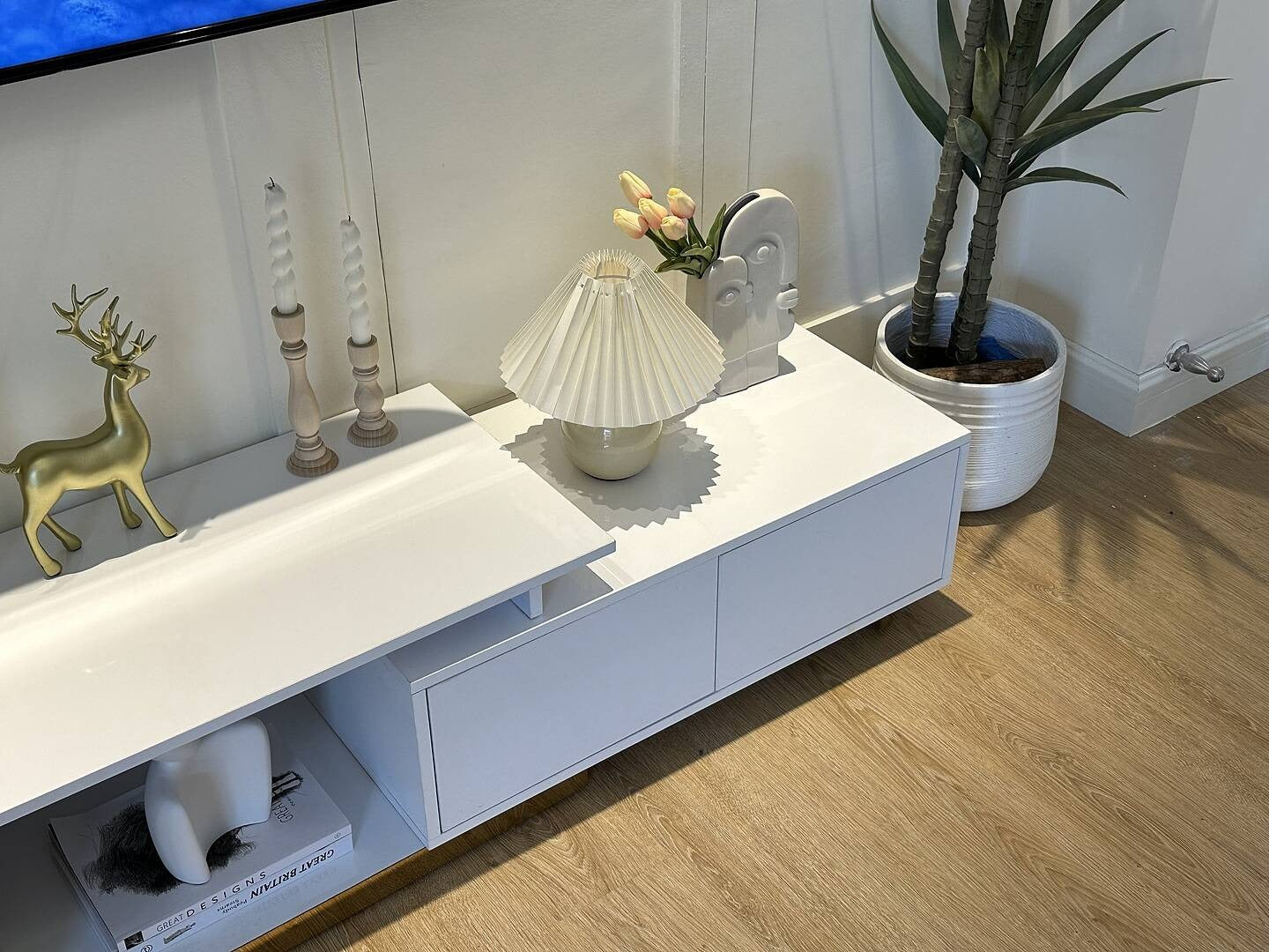 طاولة تلفاز بتصميم مبتكر