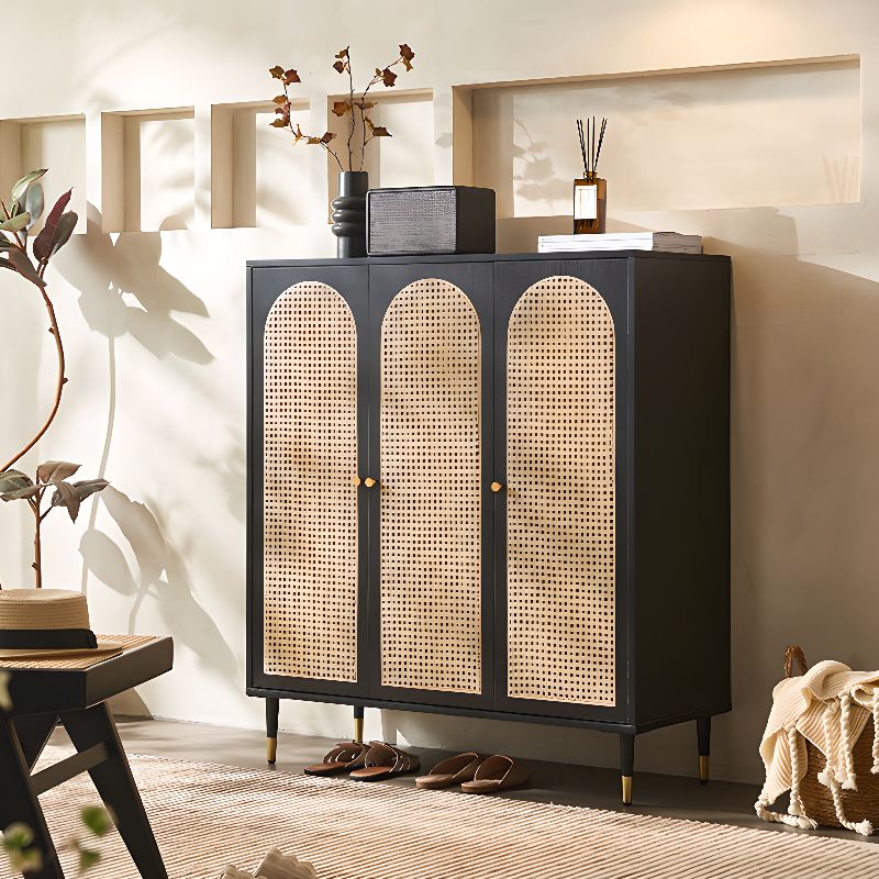 خزانة خشبية بتفاصيل الروطان