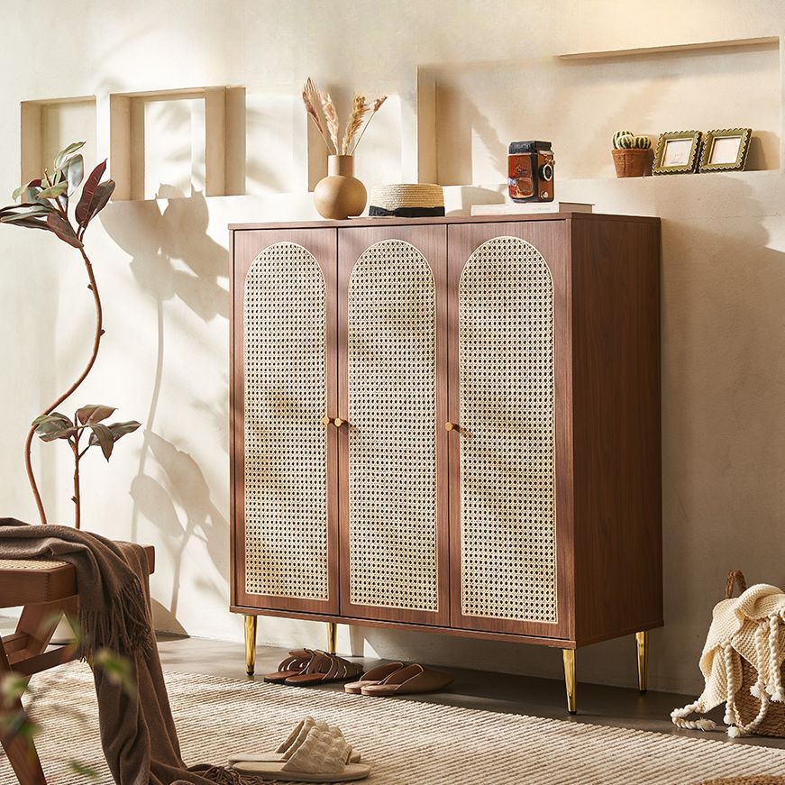 خزانة خشبية بتفاصيل الروطان