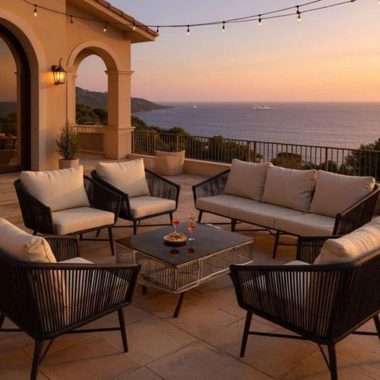 جلسة خارجية أنيقة بإطلالة فاخرة