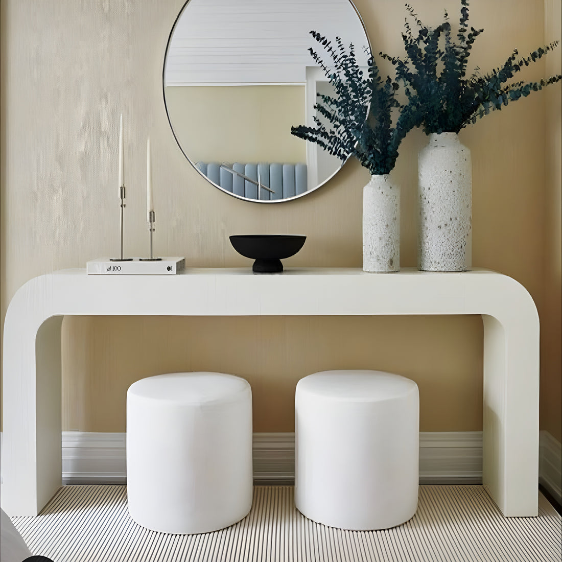 طاولة كونسول عصرية بتصميم منحني فاخر