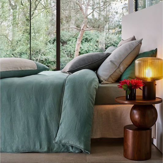 طاولة جانبية بتصميم عصرى