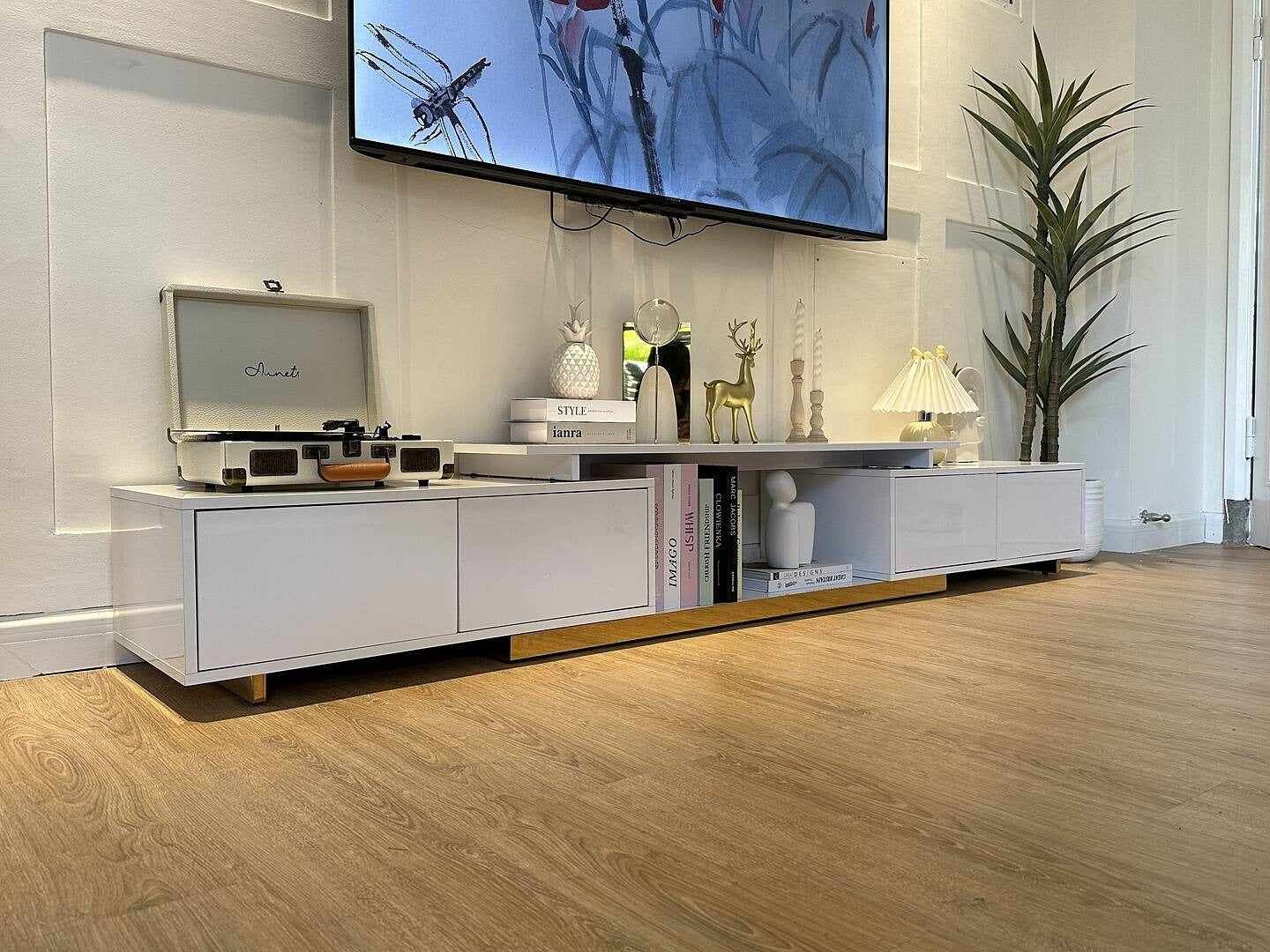 طاولة تلفاز بتصميم مبتكر