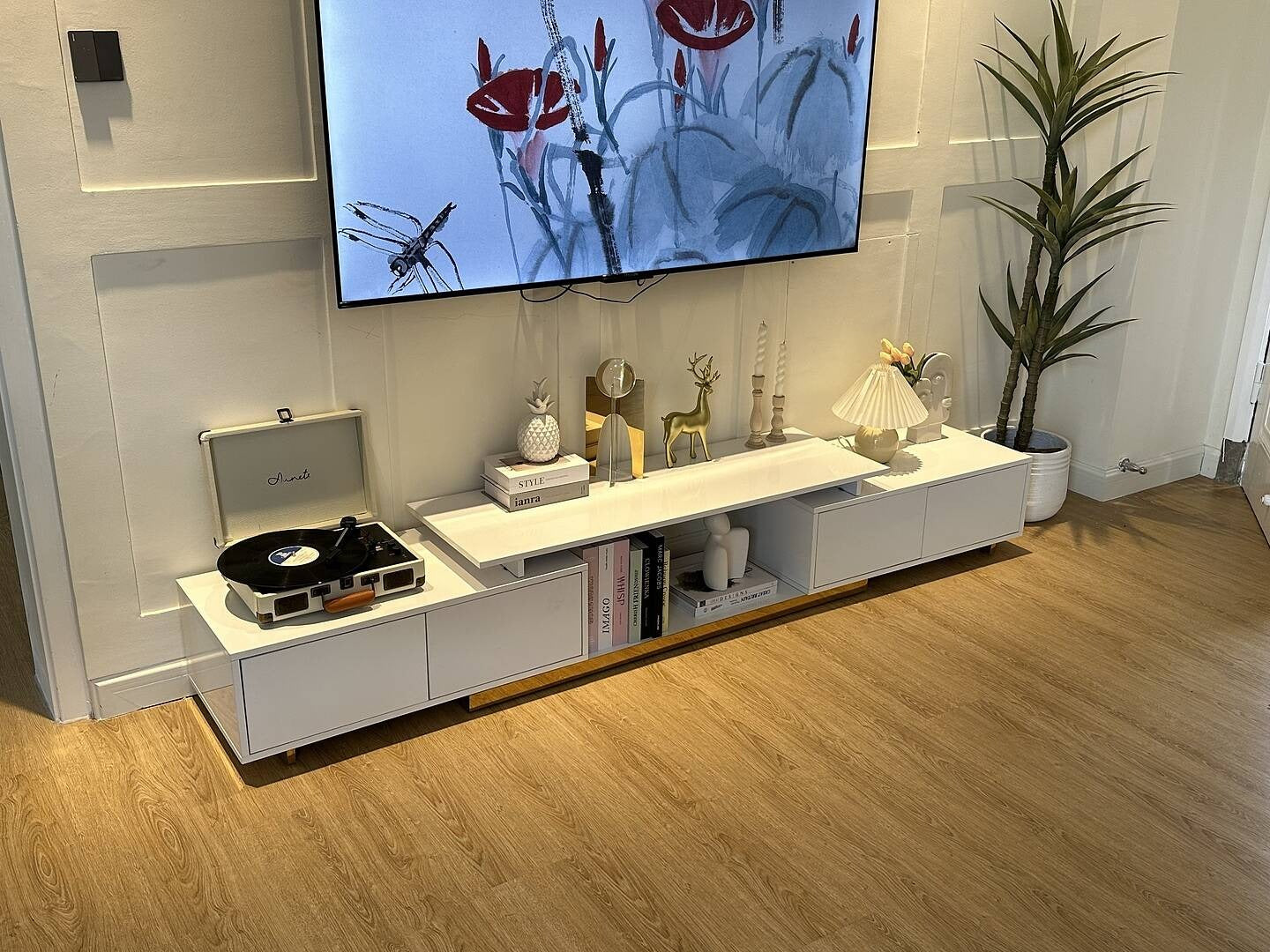 طاولة تلفاز بتصميم مبتكر